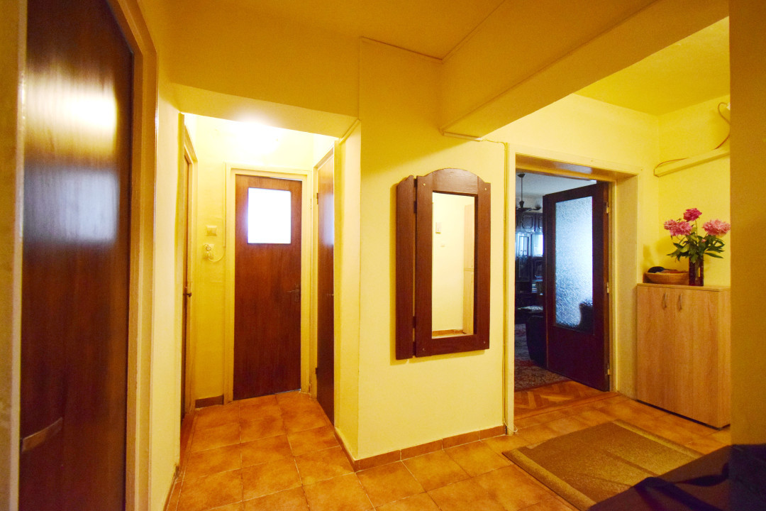 Apartament 4 camere decomandat, etaj superior, centrala termica
