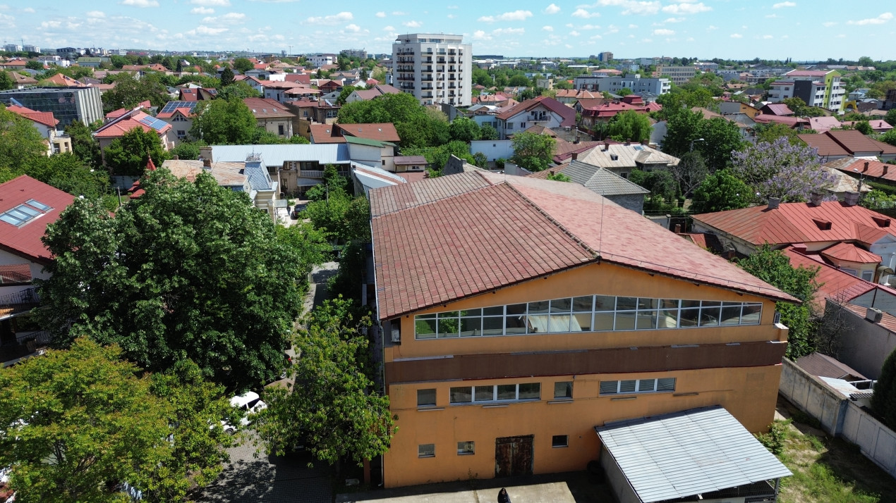 Spatiu comercial de inchiriat, parter si etaj, situat central