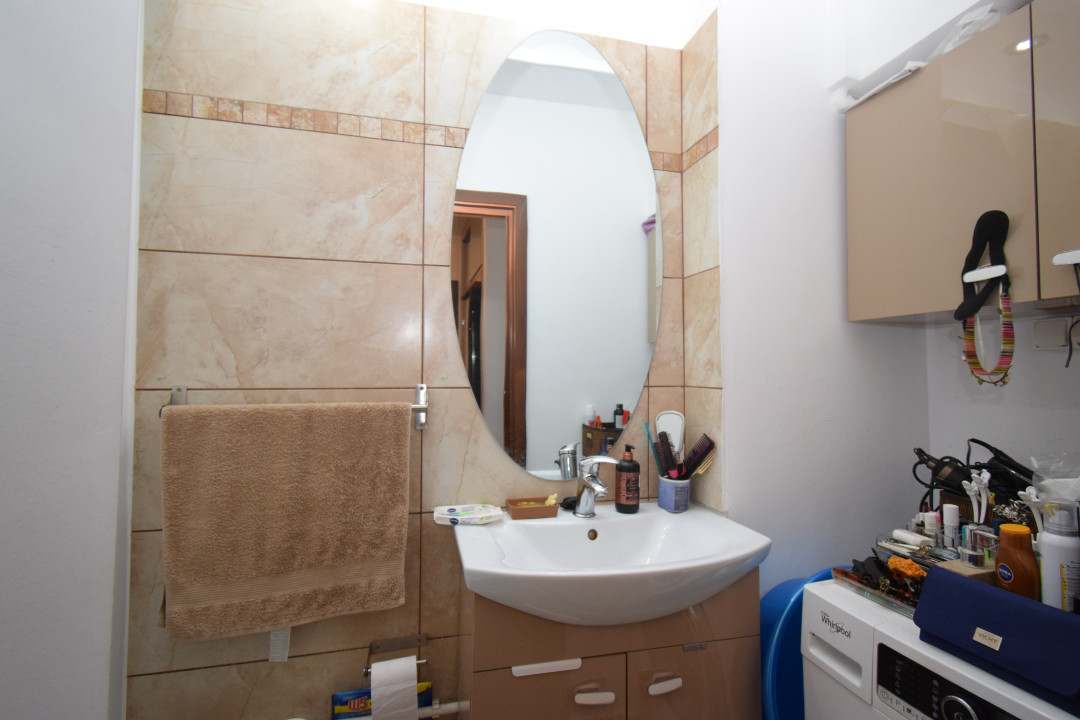 Apartament 4 camere decomandat, renovat, zona Rovine