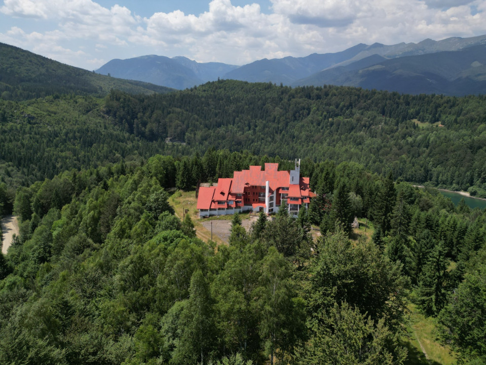 Motel Valea de Pesti, inconjurat de padure, langa lac