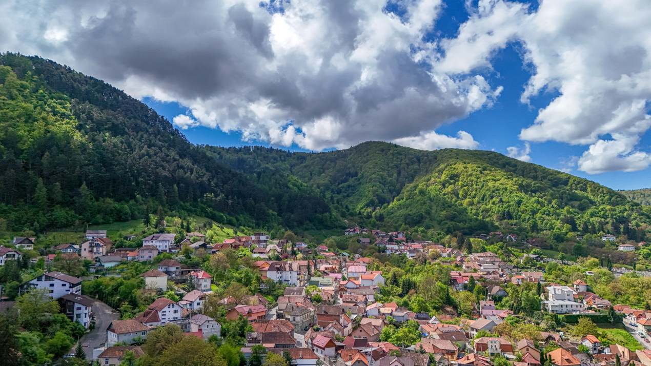 Casă cu 4 camere și garaj