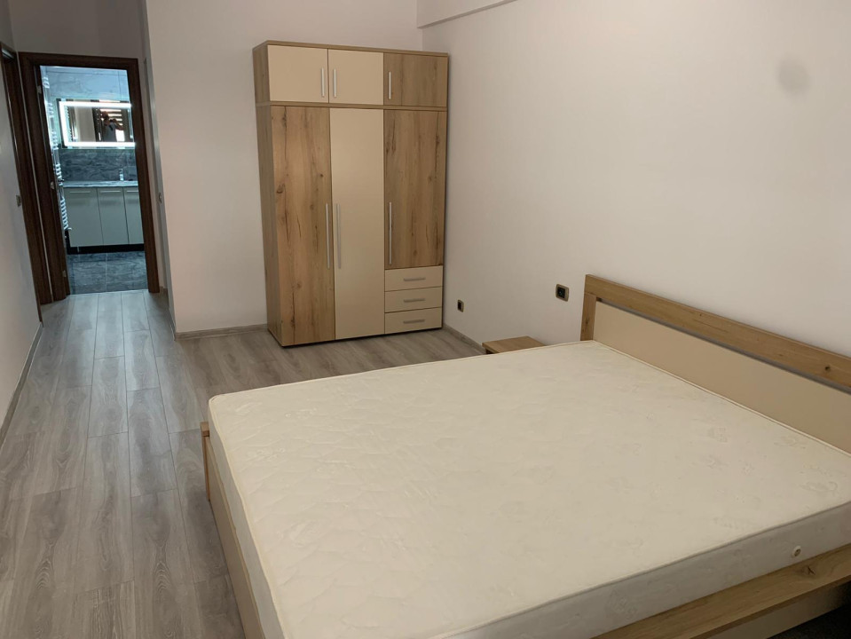 INCHIRIERE- Apartament 3 camere , suprafata generoasa Mall Coresi