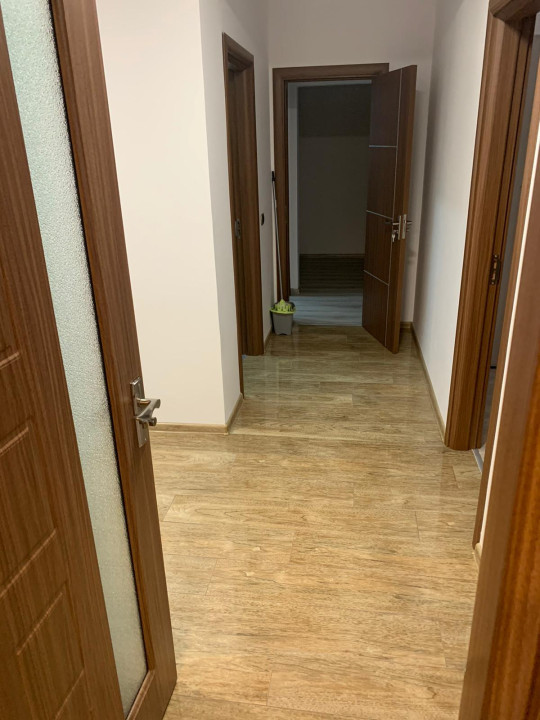 INCHIRIERE- Apartament 3 camere , suprafata generoasa Mall Coresi