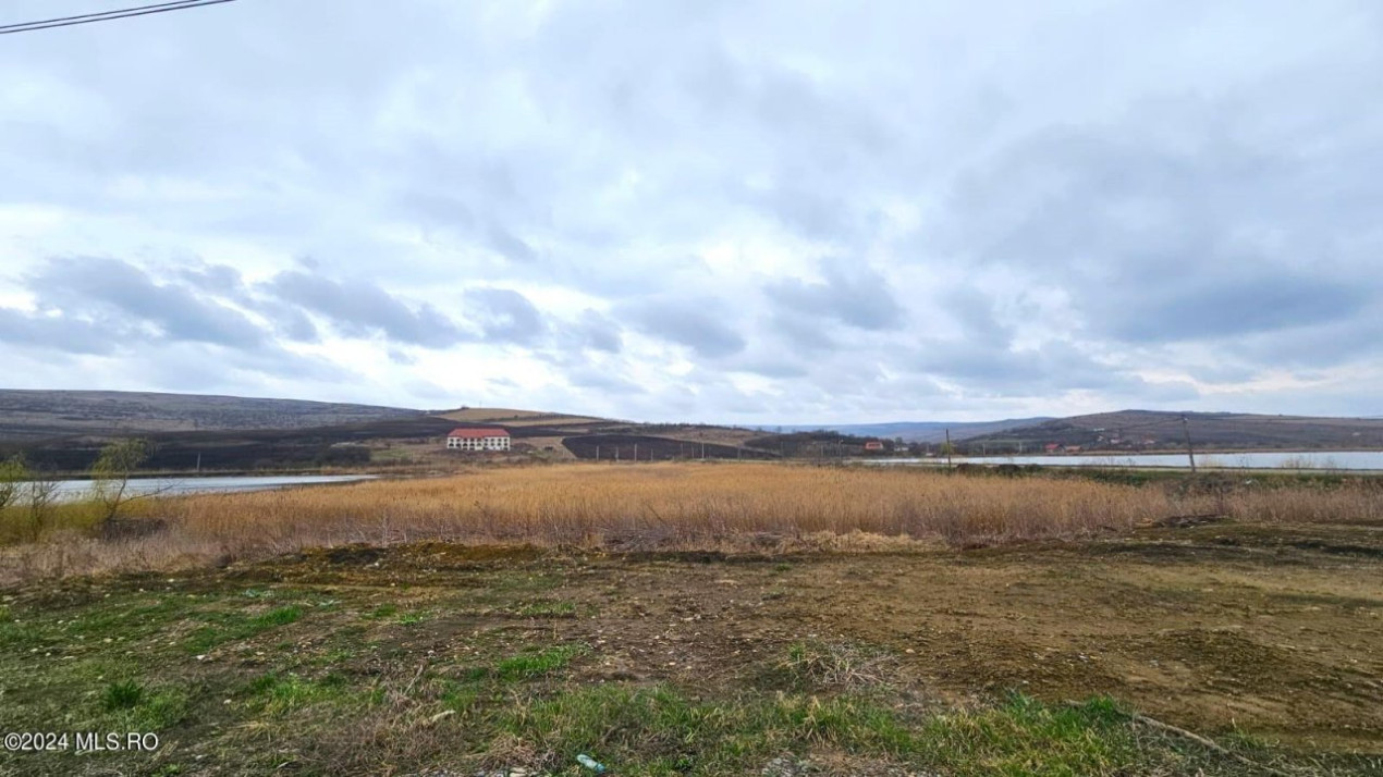 Teren construibil, cu panorama la lac și utilitati, lac Campenesti