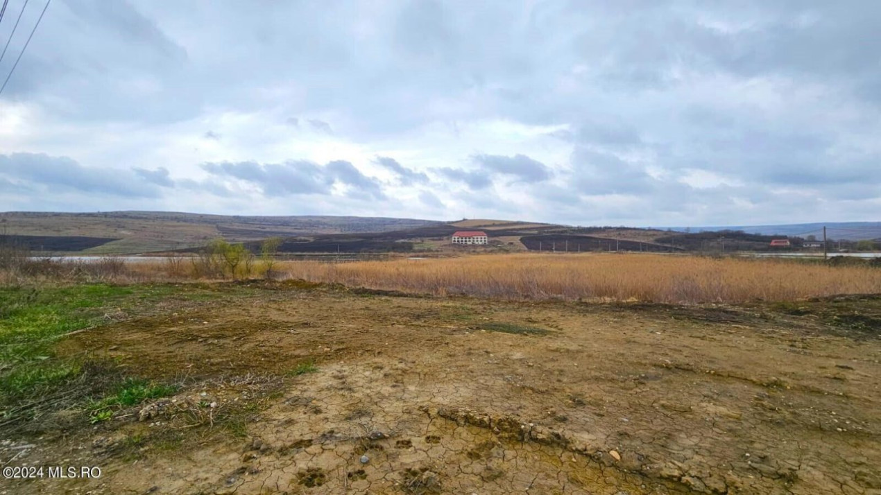 Teren construibil, cu panorama la lac și utilitati, lac Campenesti