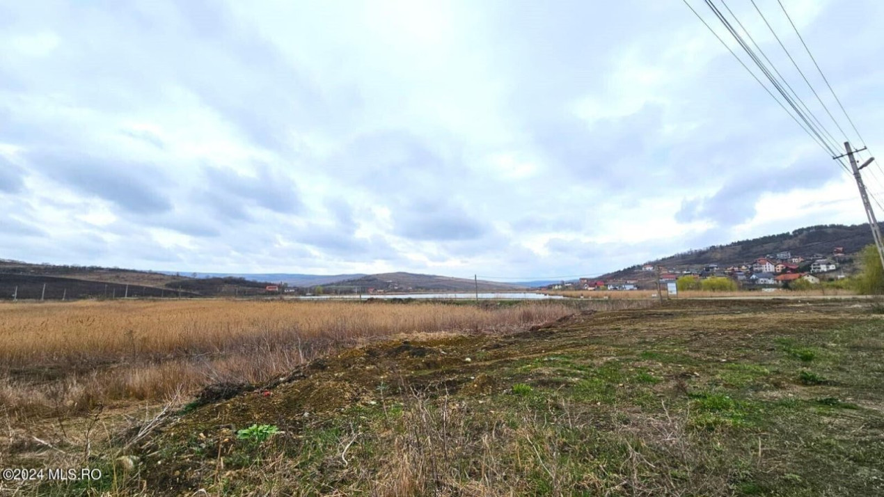 Teren construibil, cu panorama la lac și utilitati, lac Campenesti