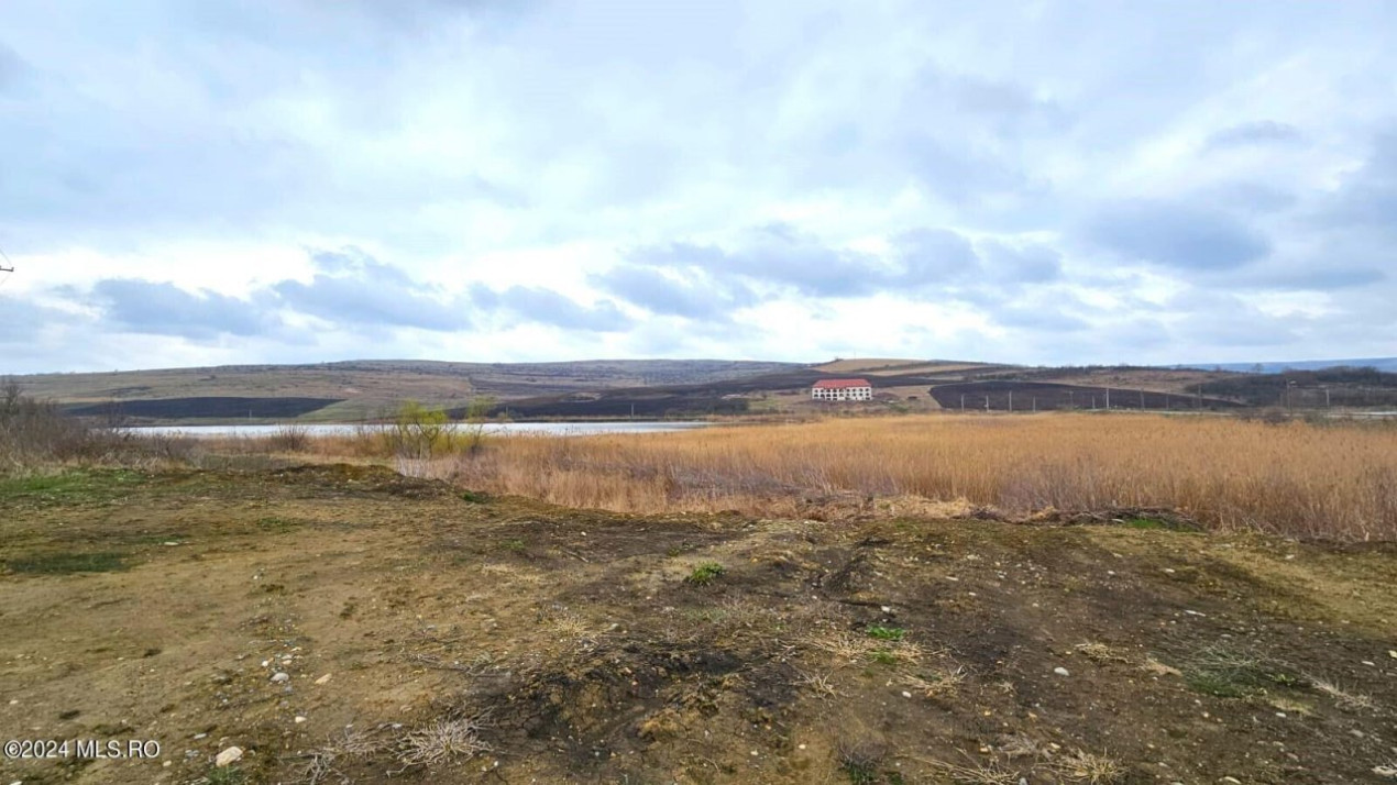 Teren construibil, cu panorama la lac și utilitati, lac Campenesti