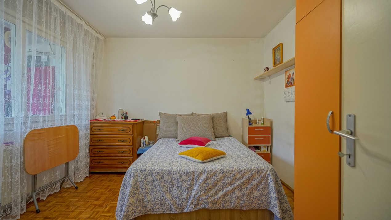 REZERVAT - Vânzare apartament cu 3 camere, strada Neptun, zona Micșunica