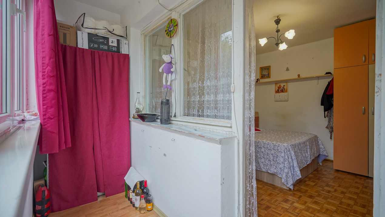 REZERVAT - Vânzare apartament cu 3 camere, strada Neptun, zona Micșunica