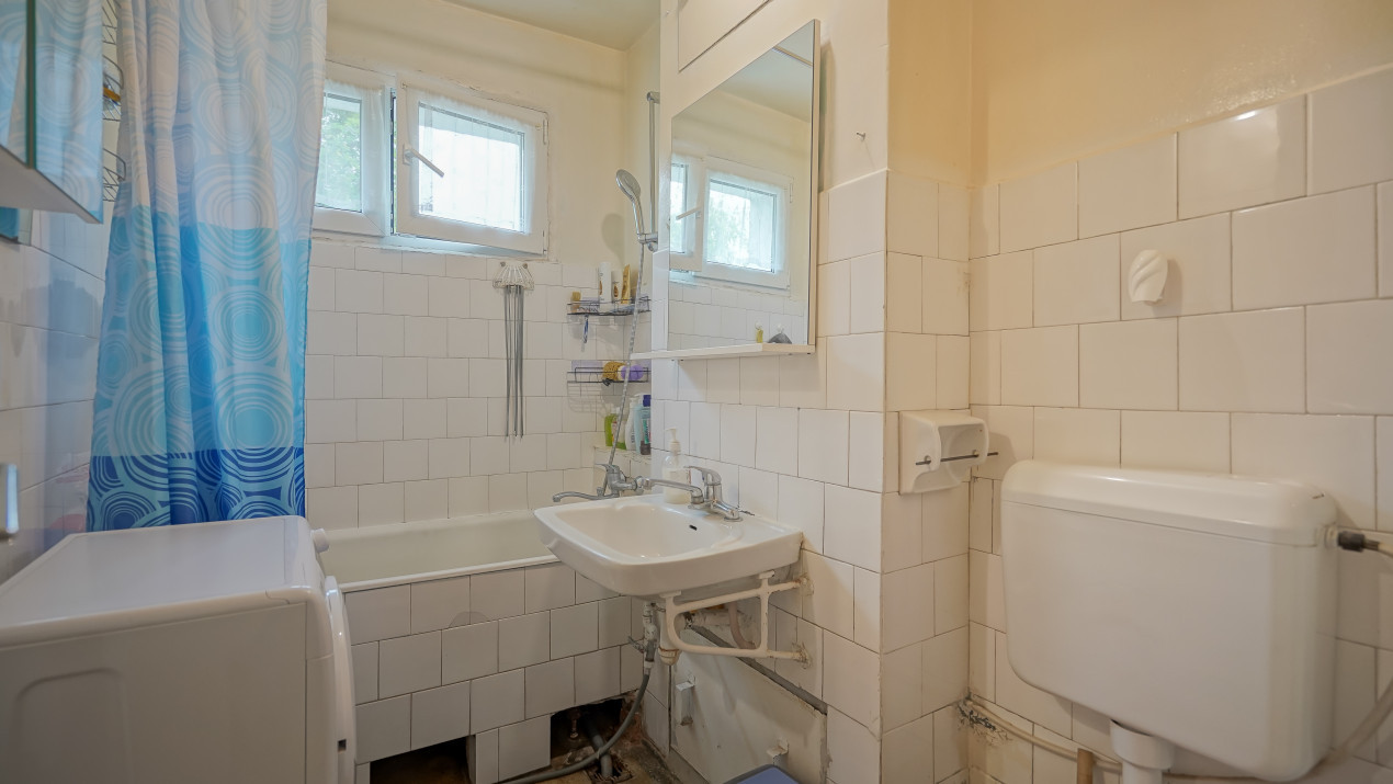 REZERVAT - Vânzare apartament cu 3 camere, strada Neptun, zona Micșunica