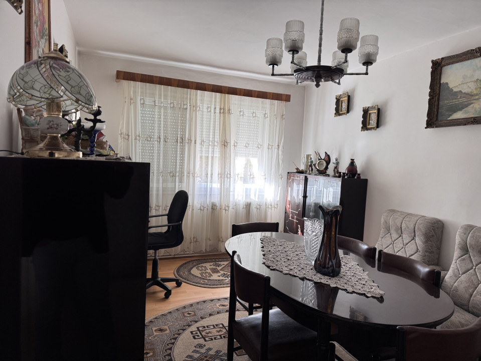 Apartament 3 camere de închiriat în Vasile Aaron