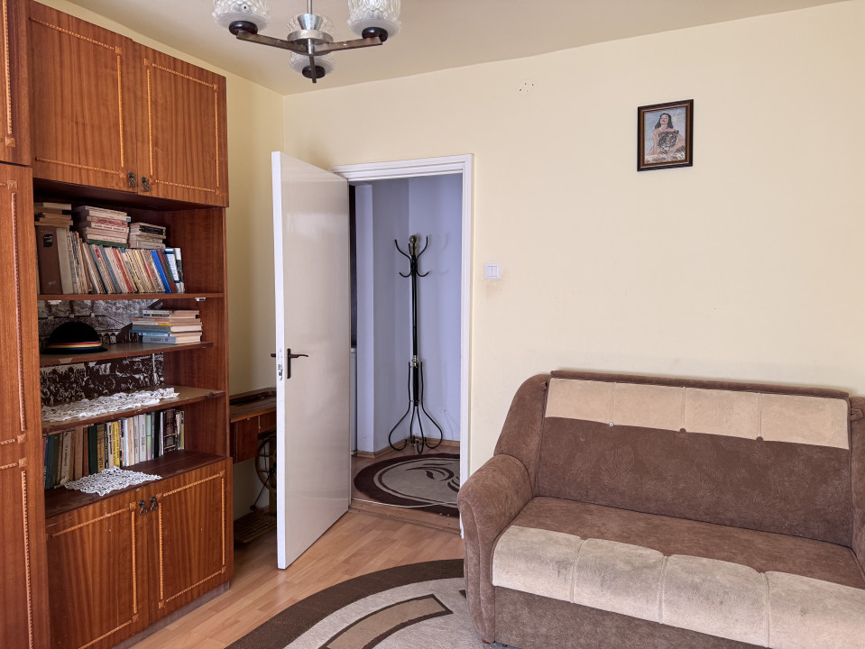 Apartament 3 camere de închiriat în Vasile Aaron