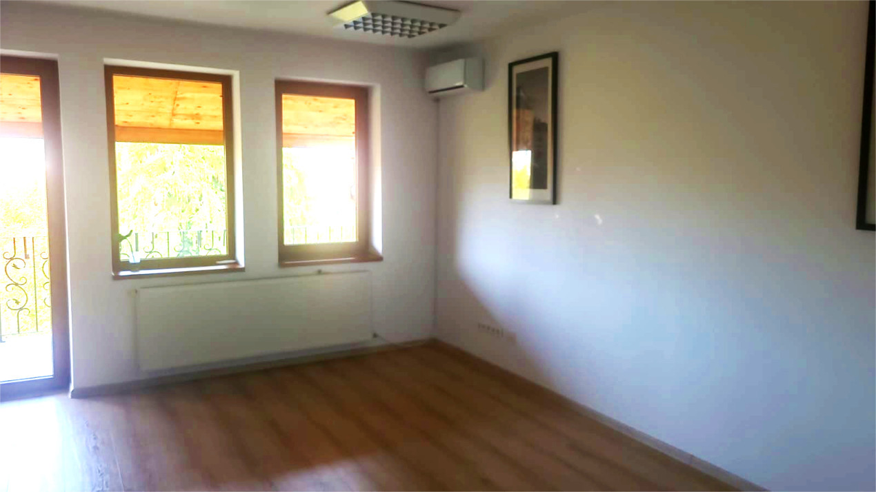 Spatiu de birouri, zona Scoala de Inot, 90mp, 3 camere, hol, 2 bai, terasa