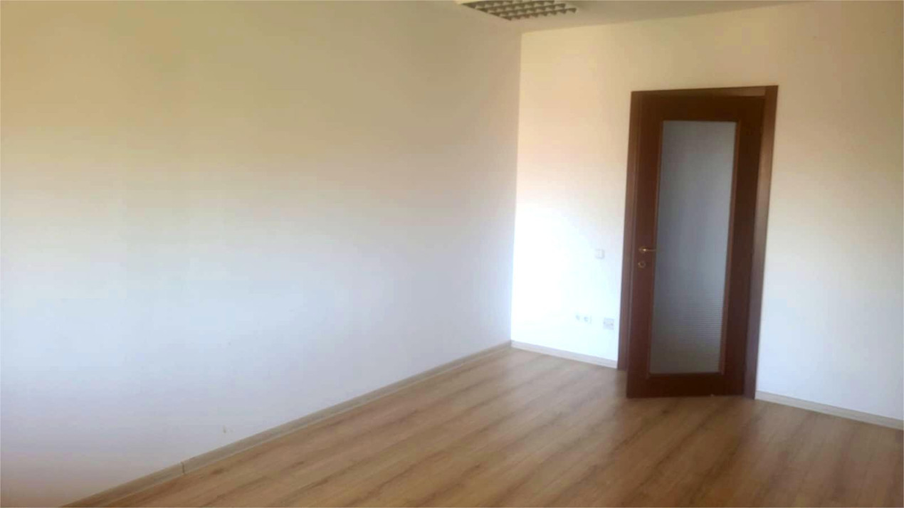 Spatiu de birouri, zona Scoala de Inot, 90mp, 3 camere, hol, 2 bai, terasa