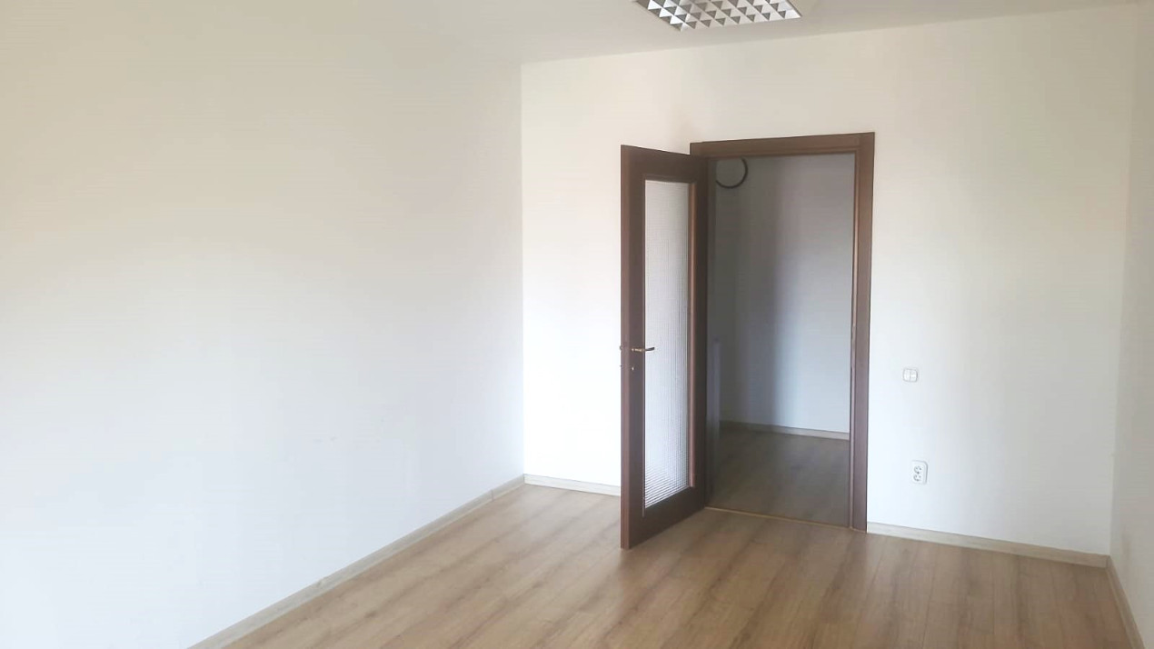 Spatiu de birouri, zona Scoala de Inot, 90mp, 3 camere, hol, 2 bai, terasa