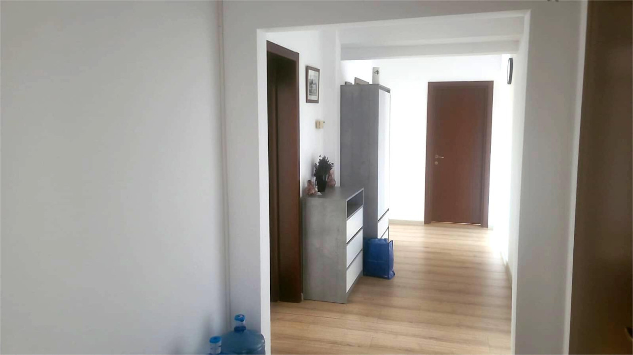 Spatiu de birouri, zona Scoala de Inot, 90mp, 3 camere, hol, 2 bai, terasa