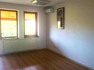 Spatiu de birouri, zona Scoala de Inot, 90mp, 3 camere, hol, 2 bai, terasa