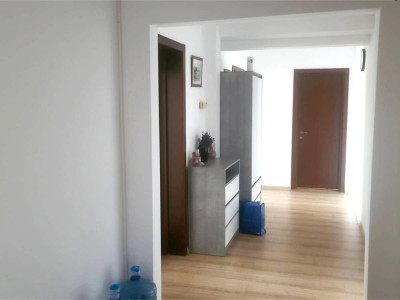 Spatiu de birouri, zona Scoala de Inot, 90mp, 3 camere, hol, 2 bai, terasa