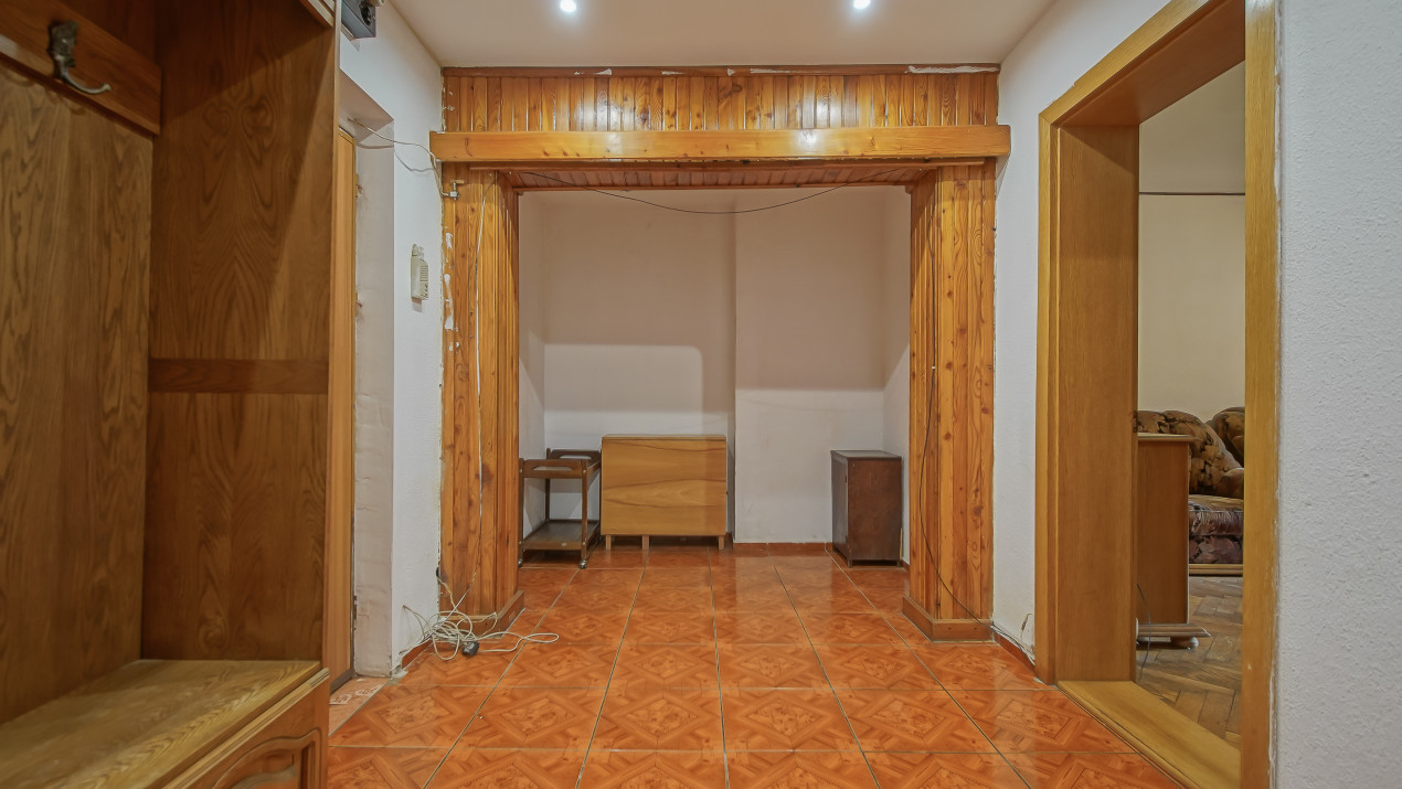 Vânzare apartament cu 2 camere, decomandat, zona Blumăna