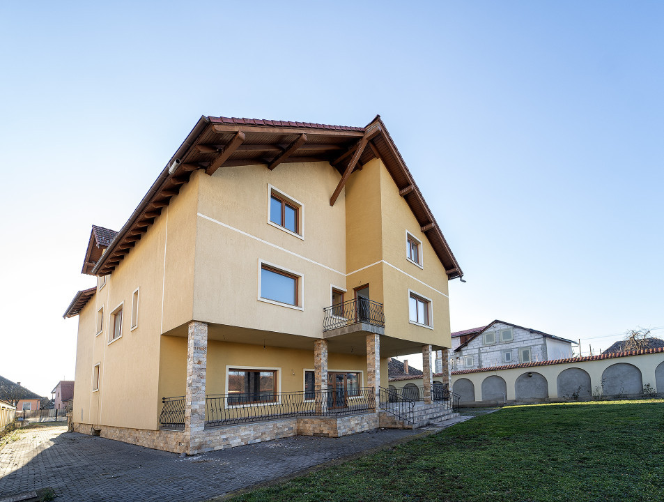 Casa pe 4 Niveluri - Ideală pentru Afaceri sau Reședință Exclusivistă