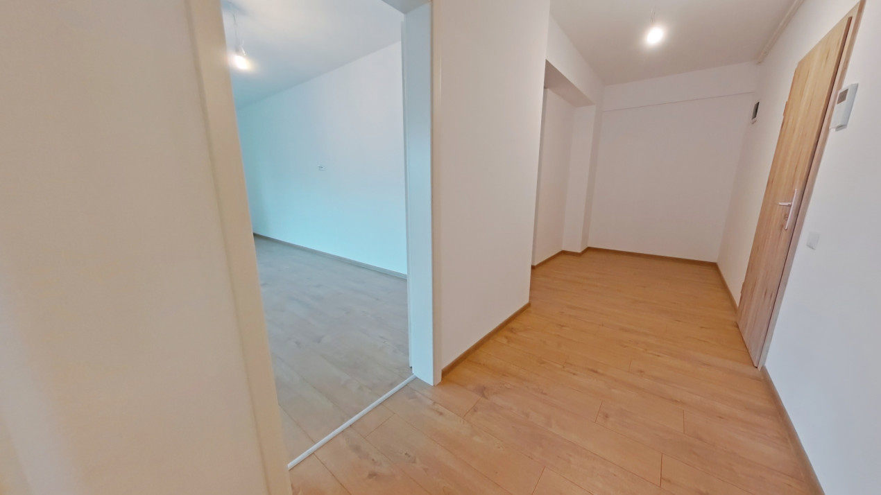 Apartament 3 camere suprafata generoasa ,zona Coresi