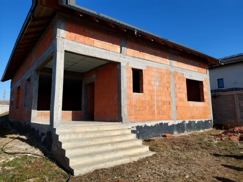 Casa in stil mediteranean, la rosu, CURTE GENEROASA