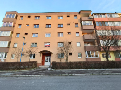 Rezervat - Apartament cu 3 Camere, etaj 1, Str Independentei